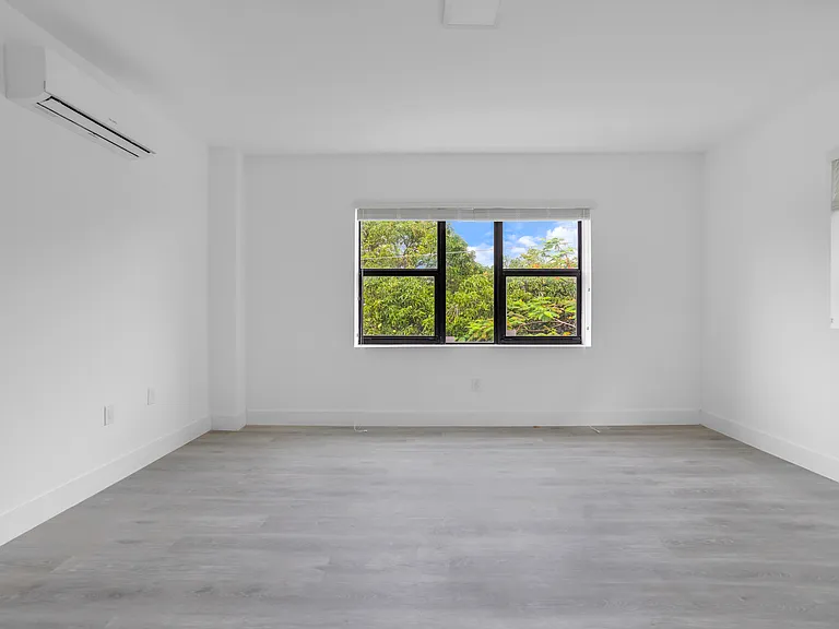 1536 Beekman — Photo 34