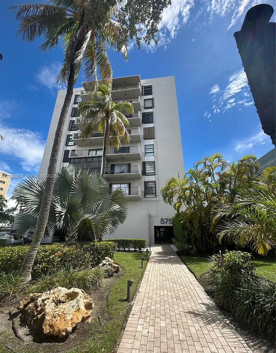 Key Bisc Ambassador Condo — Photo 1