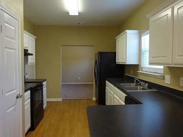 3 bed, 2.5 bath, 2321 sqft, $2,140 — Photo 3