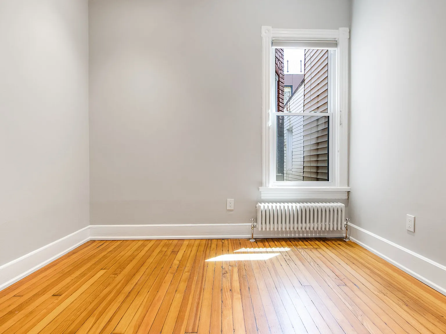 6 bed, 3000 sqft, $1,225 — Photo 2