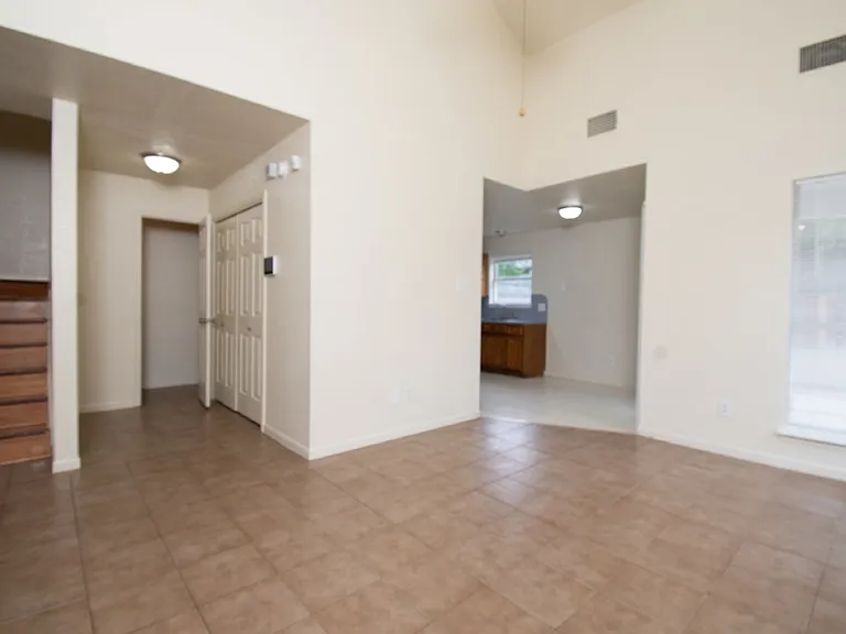 405 Deloris Dr — Photo 2