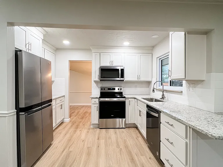 484 Jeannette Dr — Photo 2