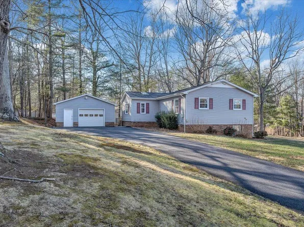 105 Forest Hill Ln, Rocky Mount, VA 24151