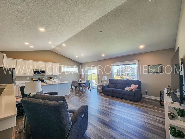 285 NW Morgan Ct — Photo 9