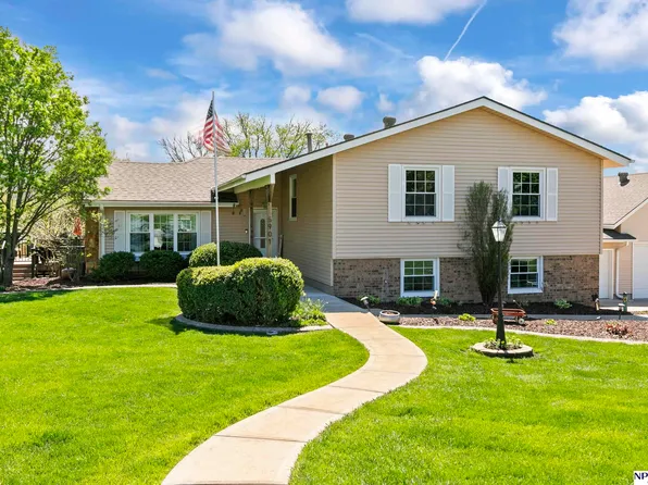 5901 Hilltop St, Papillion, NE 68133