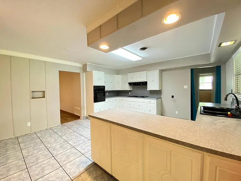536 W Yoakum Ave — Photo 10