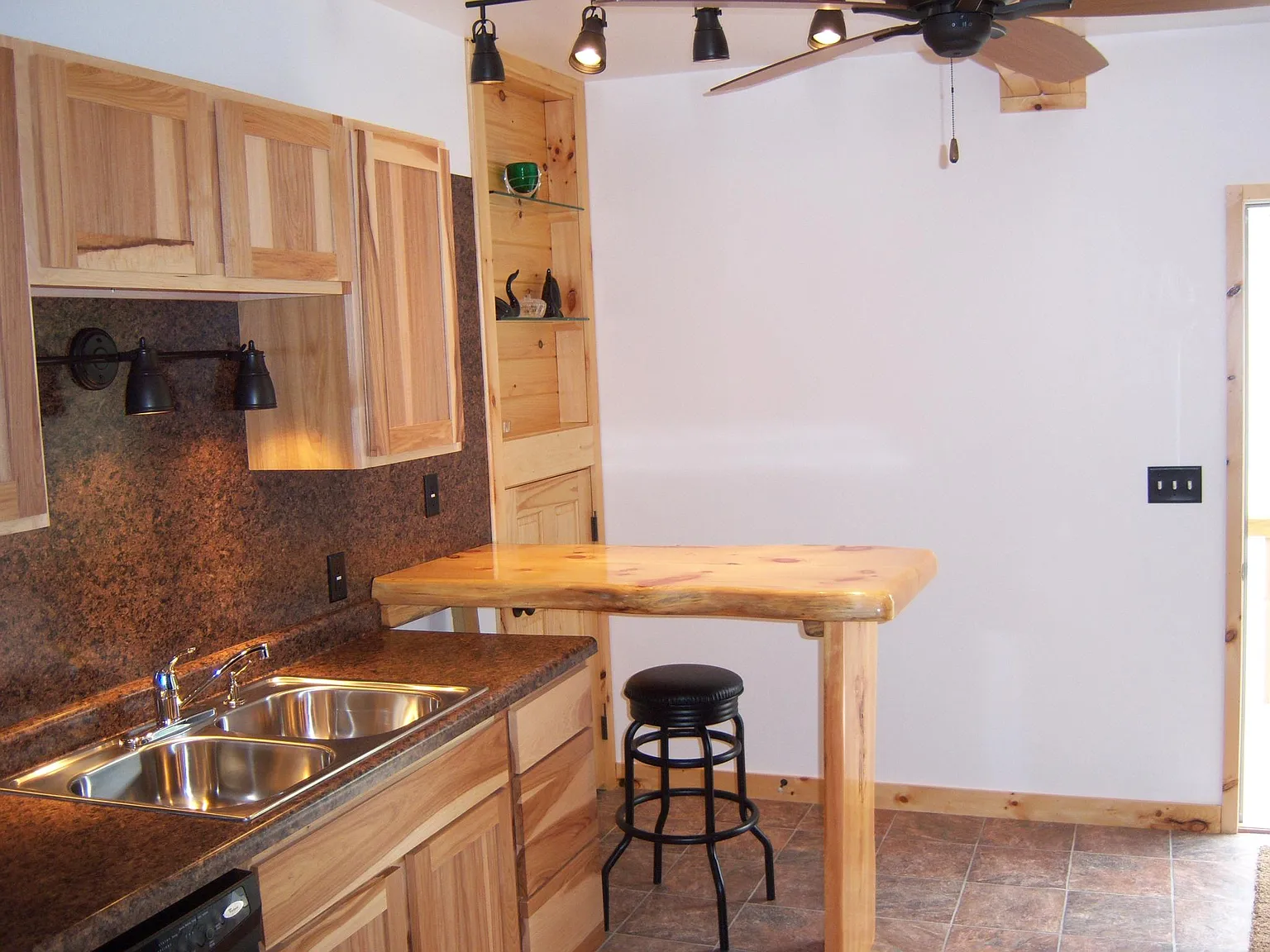 2 bed, 1000 sqft, $1,450 — Photo 3