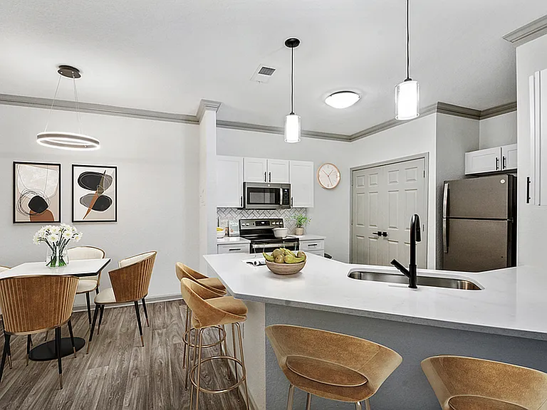 Halston World Gateway Apartment Homes — Photo 39