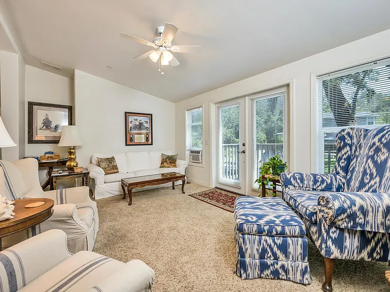 1623 Whitehall Ln — Photo 6