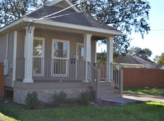 2nd image of 2424 Gladiolus St
