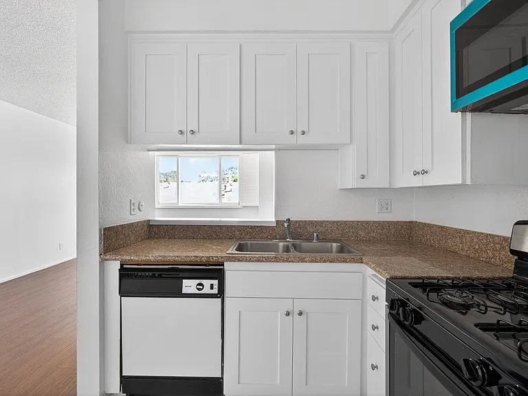 Woodman Ave Apartments — Photo 37