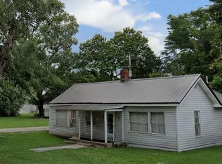 607 W Sycamore St, Carmi, IL 62821