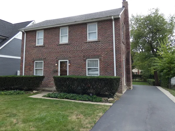 33 E Woodworth Pl, Roselle, IL 60172