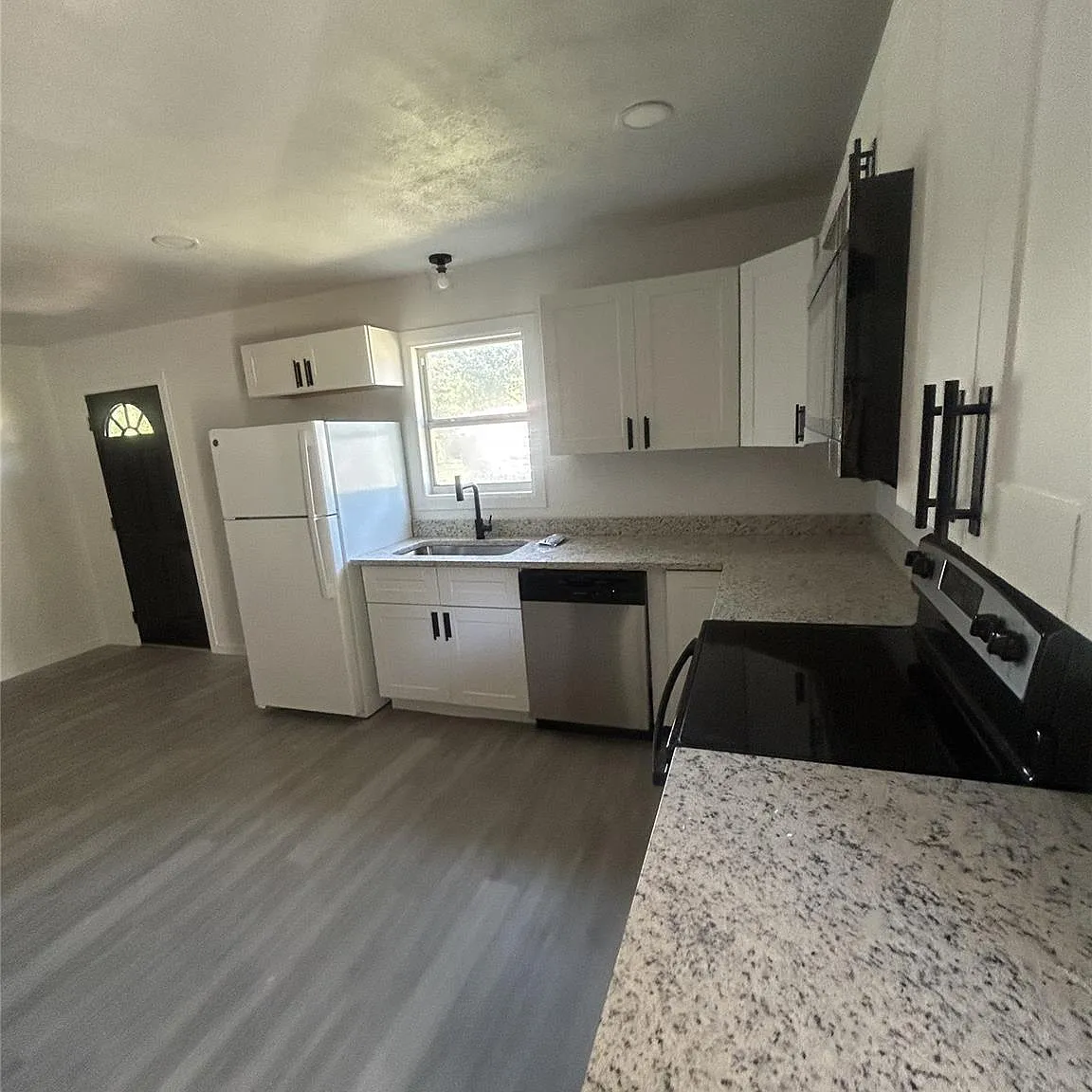 3 bed, 1345 sqft, $2,000 — Photo 2