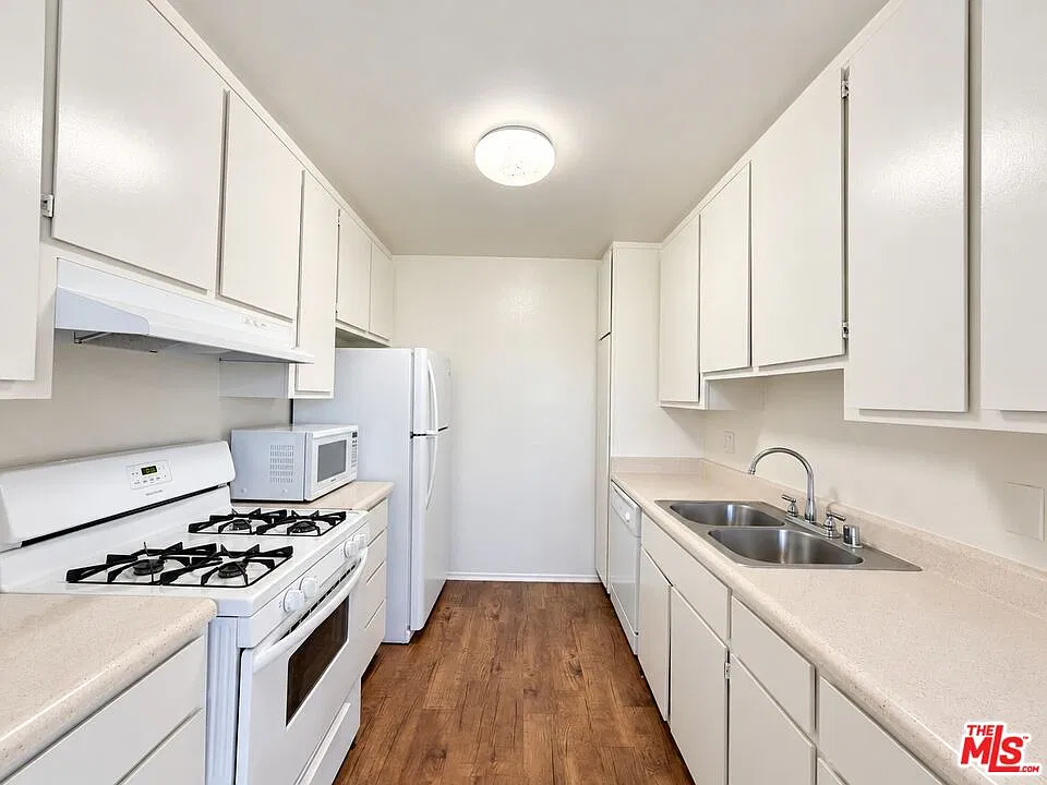 2 bed, 2.0 bath, 1000 sqft, $2,950 — Photo 2