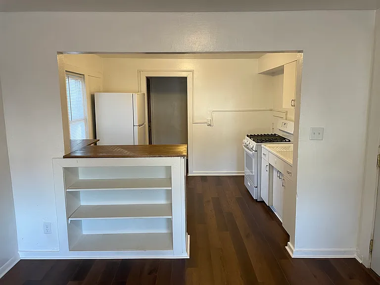 909 S College St #6 — Photo 4