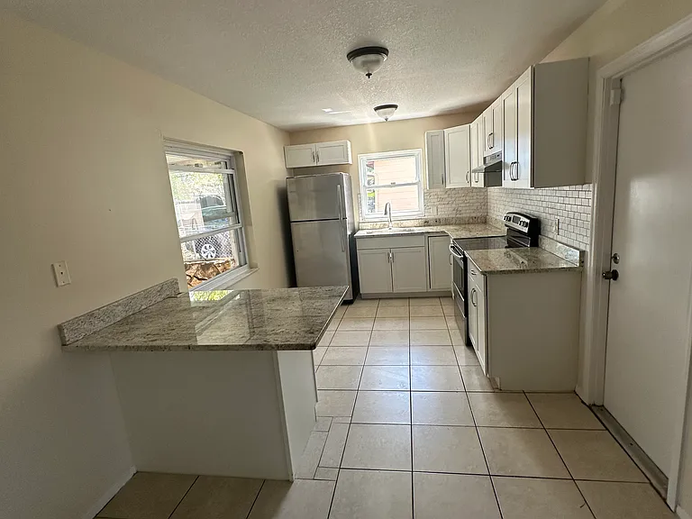 9828 Woodstock Ln — Photo 4