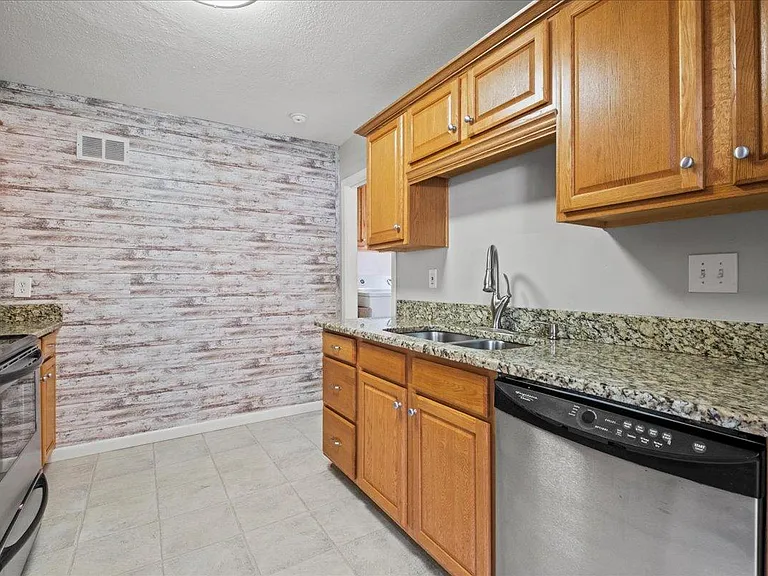 7032 Dearborn St — Photo 11