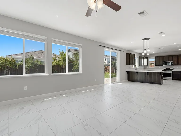 453 Diamond Peak Ln — Photo 16