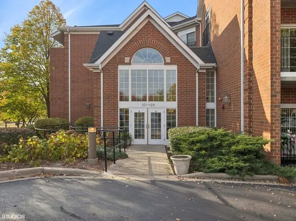 181 Hunt Club Dr, Saint Charles, IL 60174