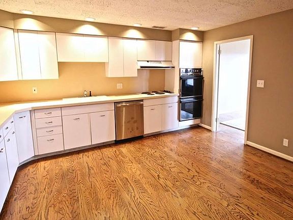 5th image of 200 W 49th St #1905