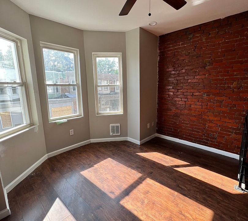 1st image of 1867 Clarence St Floor 2