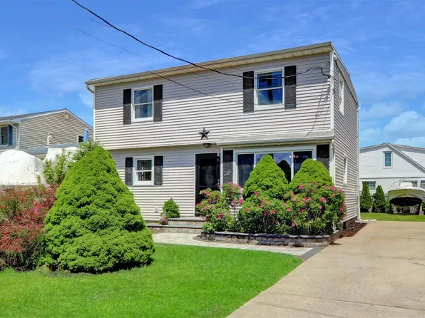 674 Shore Road, Lindenhurst, NY 11757
