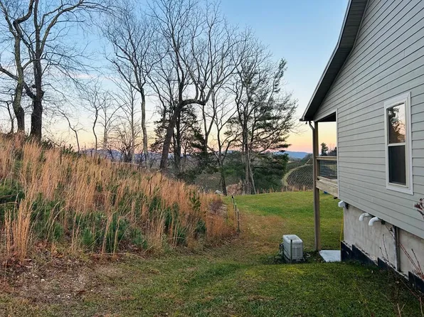 523 Falls Rd, Elk Creek, VA 24326