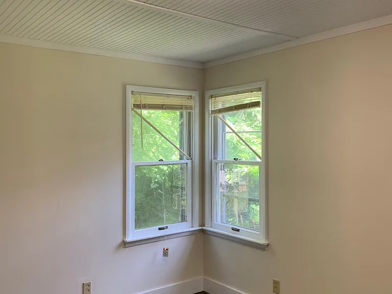 325 E University St — Photo 9