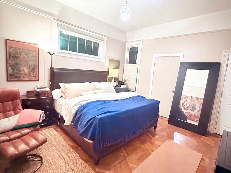 suite bedroom