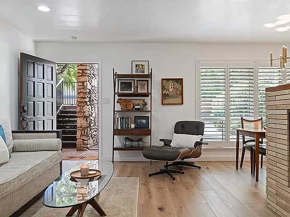 5th image of 500 E Riverside Dr