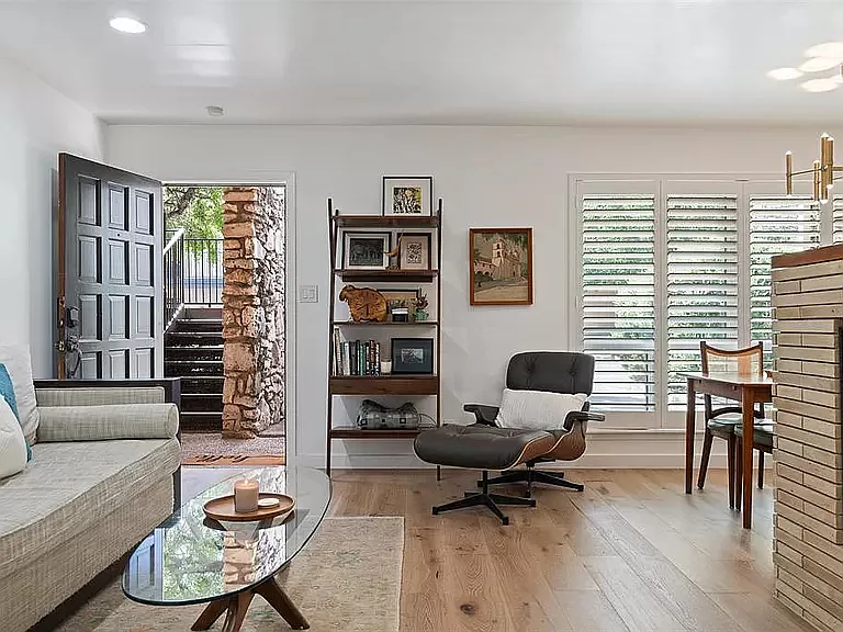 500 E Riverside Dr — Photo 5