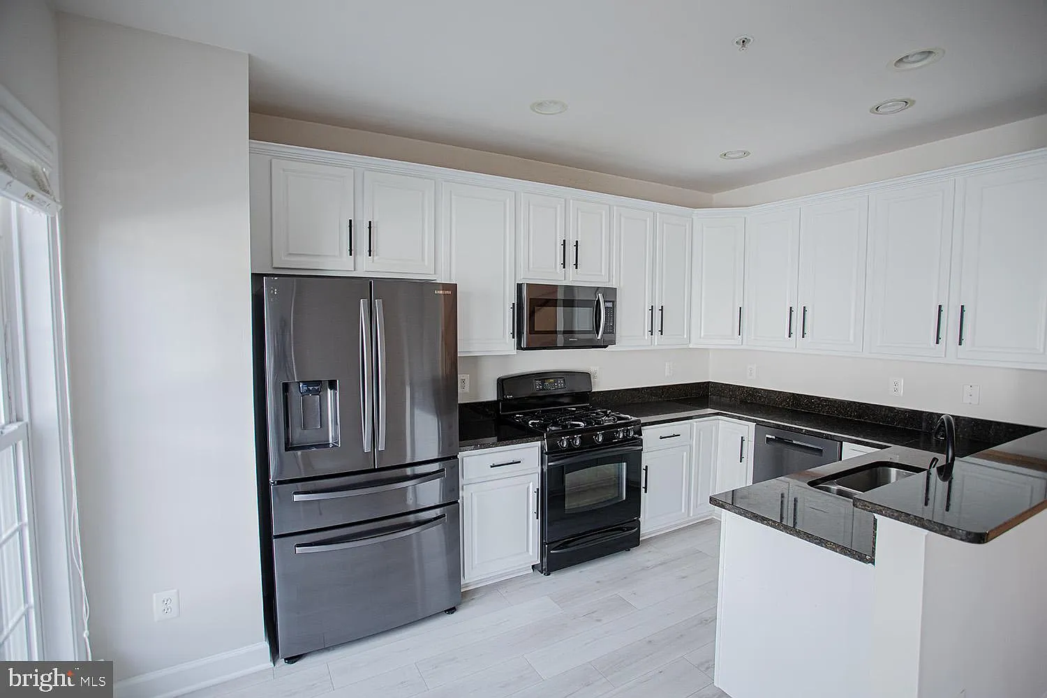 3 bed, 4.0 bath, 2027 sqft, $3,200 — Photo 2