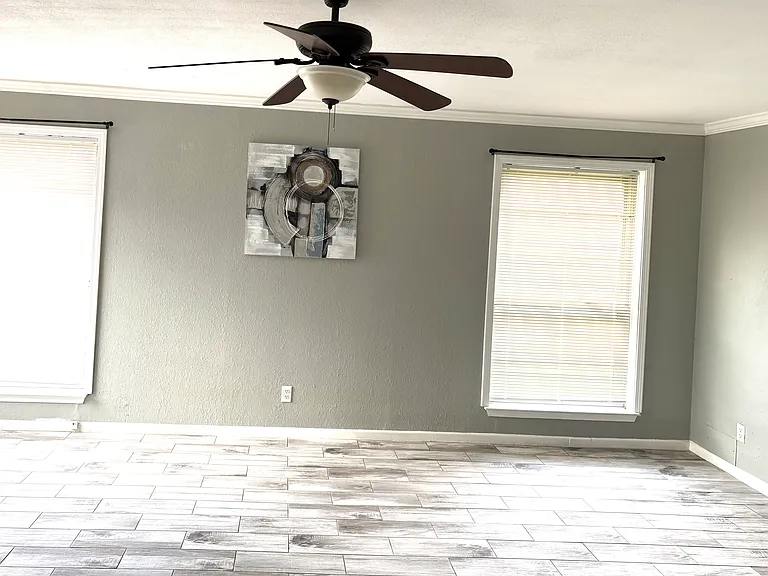 1311 Farhills Dr — Photo 4
