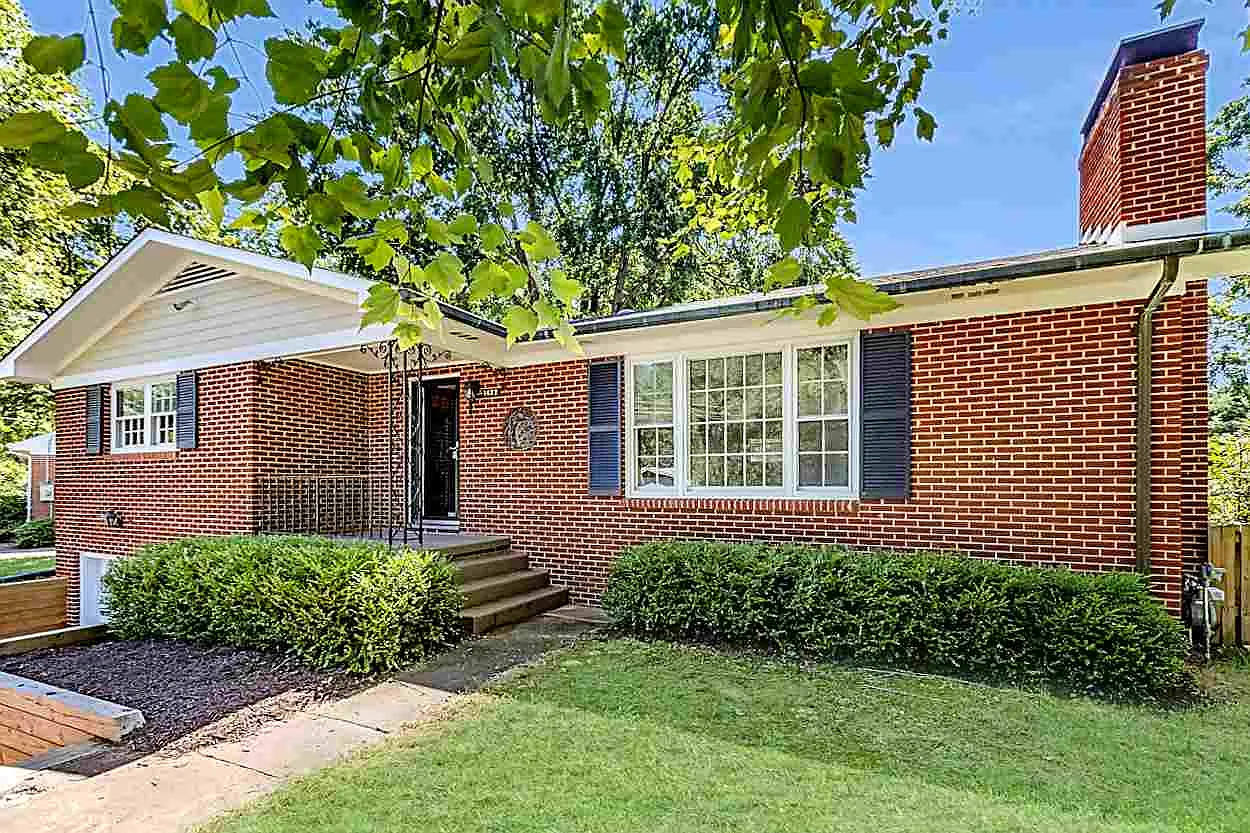 1422 Lester Dr photo 1