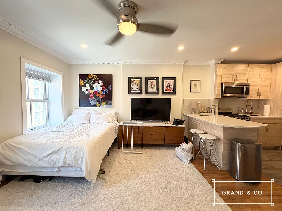 Building Photo - 412 W 22nd St #4F