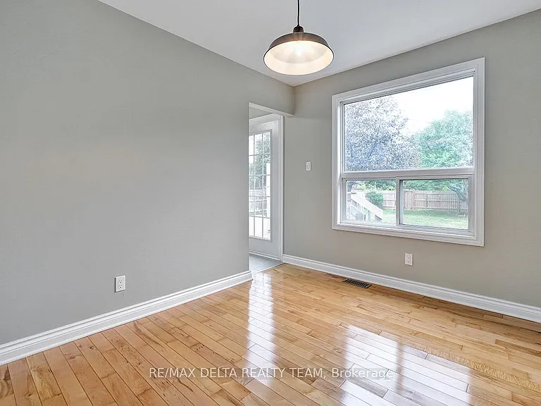 397 Phoenix Cres — Photo 14