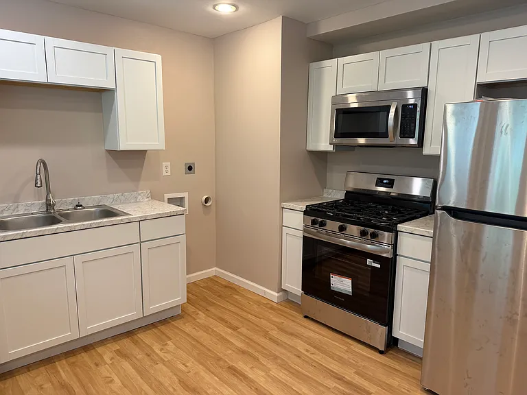 635 Edith Rd — Photo 4