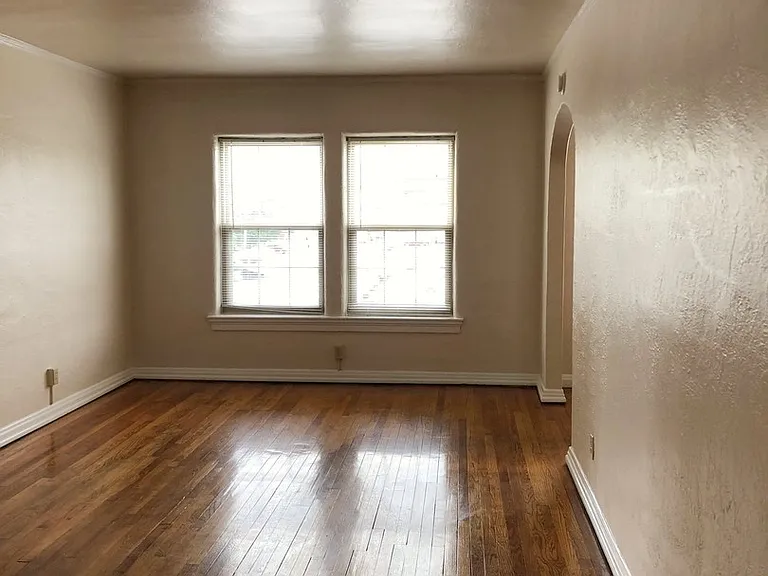 Barrington Apartments — Photo 38