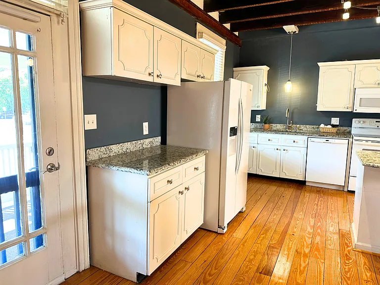 1202 Main St — Photo 14