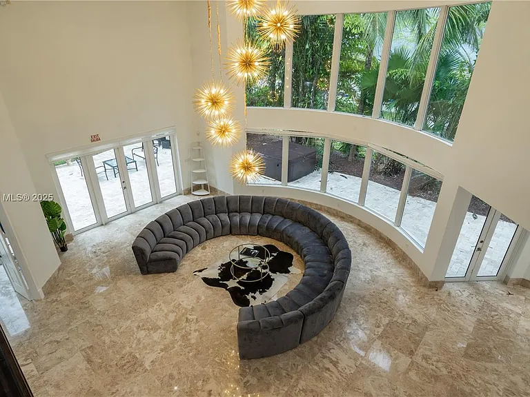 112 NW 14th Way — Photo 3