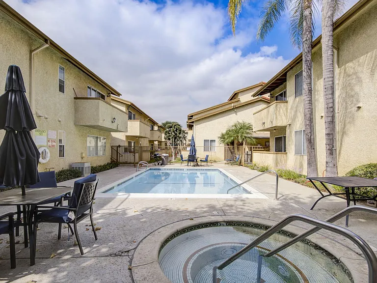 Las Flores Apartments — Photo 26