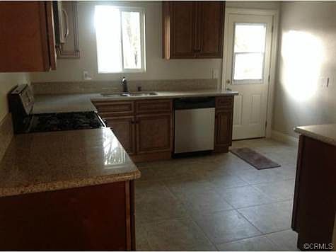 3rd image of 1121 E Deodar St
