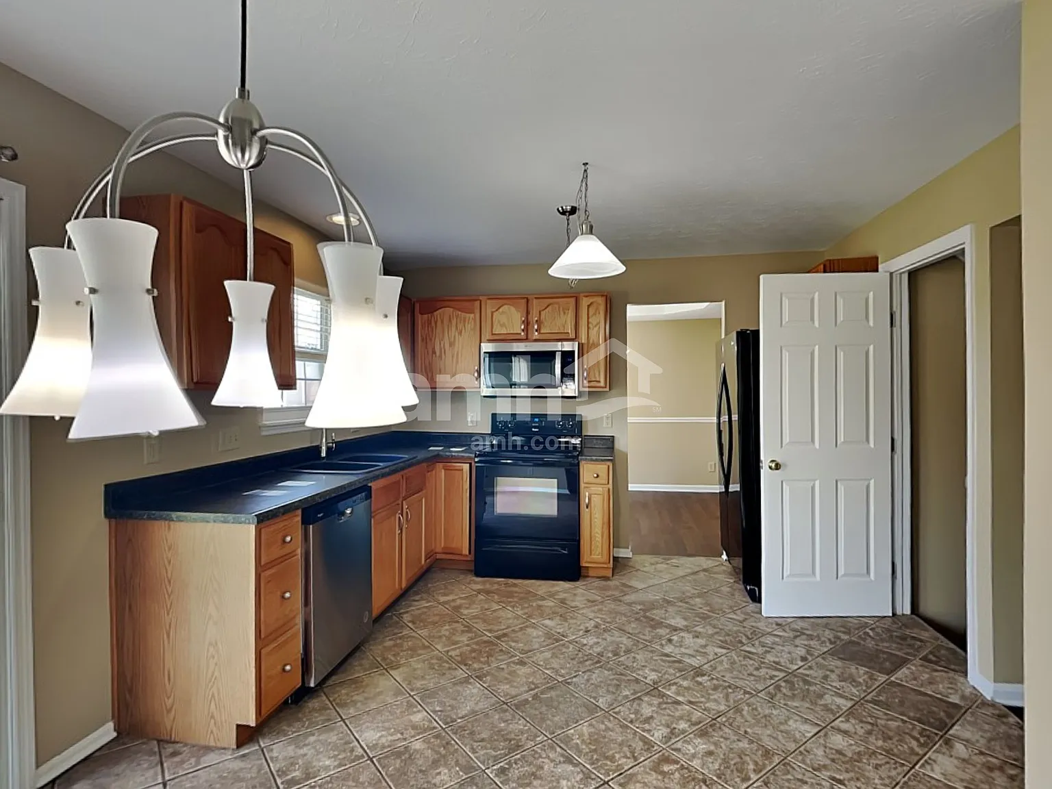 4 bed, 2.5 bath, 1888 sqft, $2,535 — Photo 3