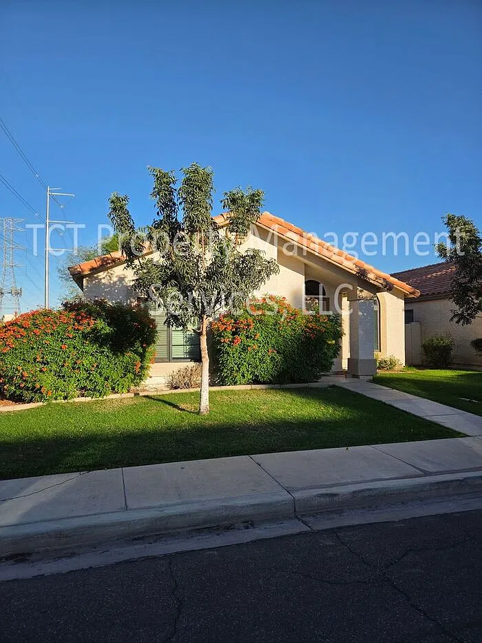 3 bed, 2.0 bath, 1465 sqft, $2,100 — Photo 2