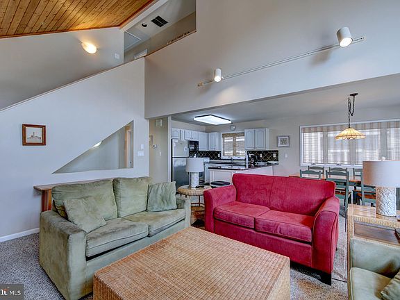 5th image of 209 Parkwood St