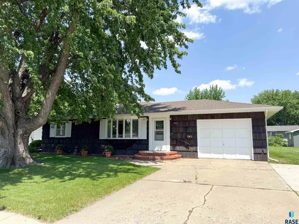 936 NE 6th St, Madison, SD 57042