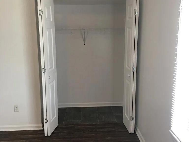 Lakeside Plaza Apartments — Photo 11