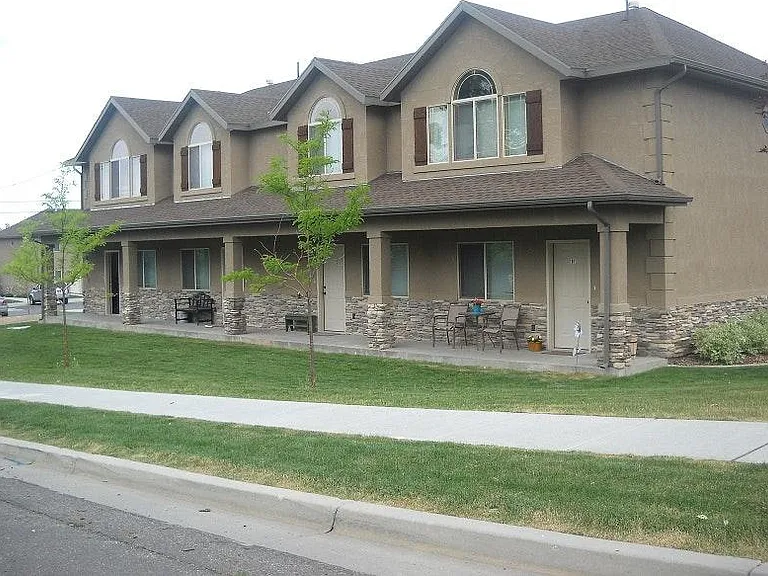 Beautiful New 2 bdrm Townhome