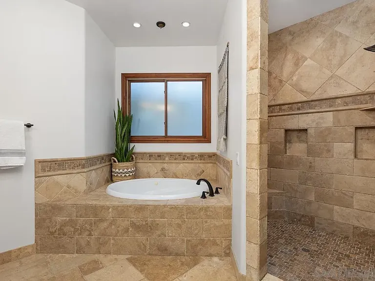 1554 Summit Ave — Photo 19